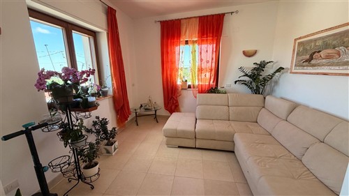Villa a Pochi Passi, Completa di Tutti i Servizi. Buono Stato.